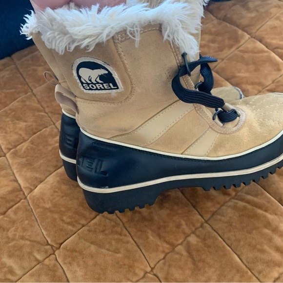 Sorel tan and black furry short snow boots size 7 - Picture 7 of 11